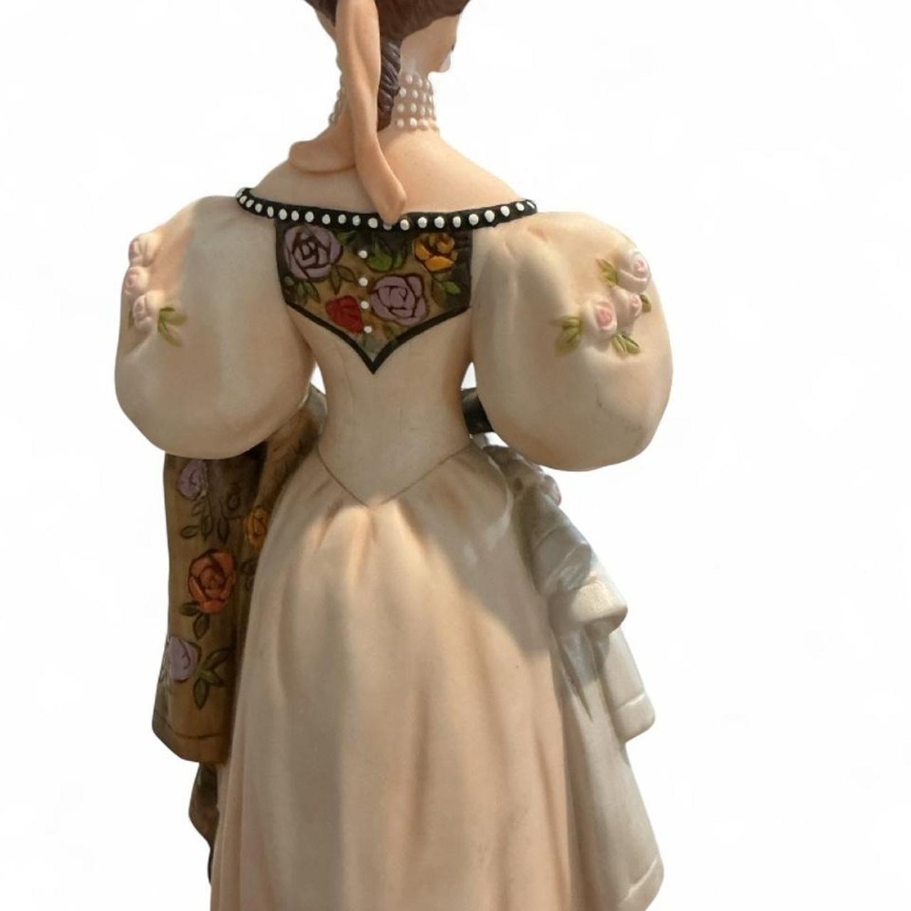 Vintage Avon Mrs Albee Award 2000 Figurine Woman Cream Floral Victorian Style - Picture 3 of 8